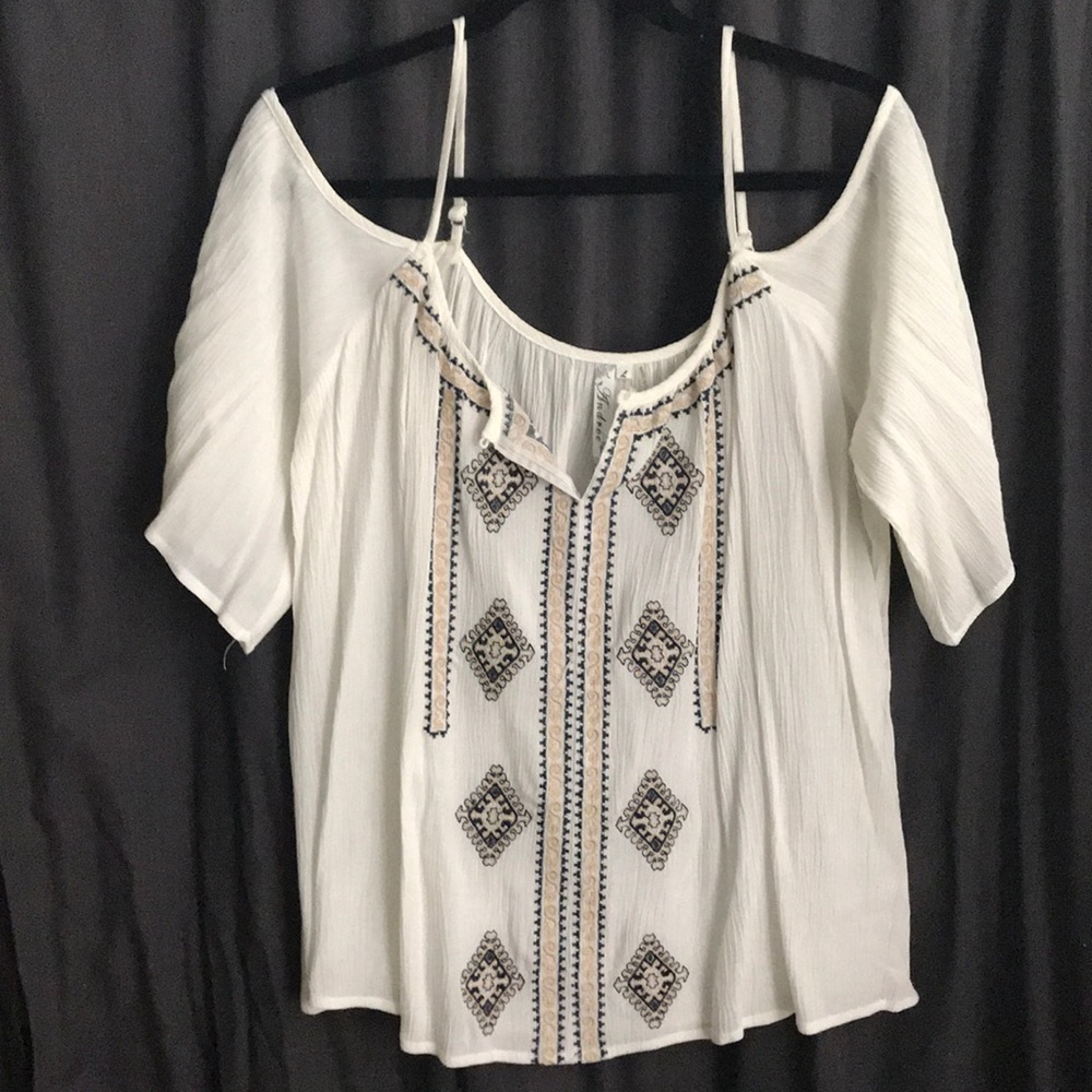 Embroidered cream top w/ off the shoulder sleeves
